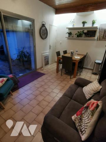 Bel immeuble de rapport composé d'un rez-de-chaussée professionnel et de trois appartements