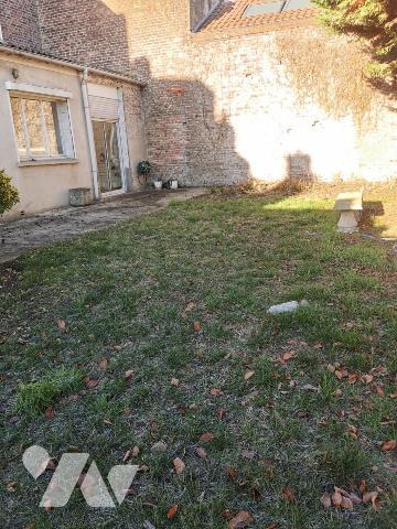 Bel immeuble de rapport composé d'un rez-de-chaussée professionnel et de trois appartements