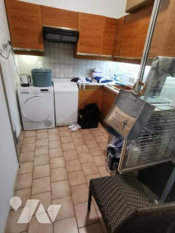 Bel immeuble de rapport composé d'un rez-de-chaussée professionnel et de trois appartements