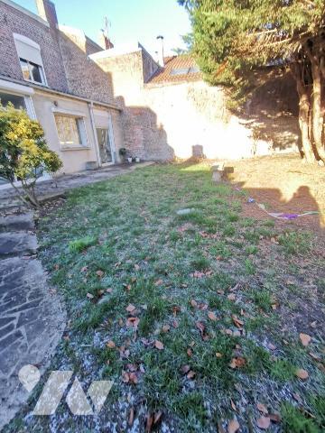 Bel immeuble de rapport composé d'un rez-de-chaussée professionnel et de trois appartements