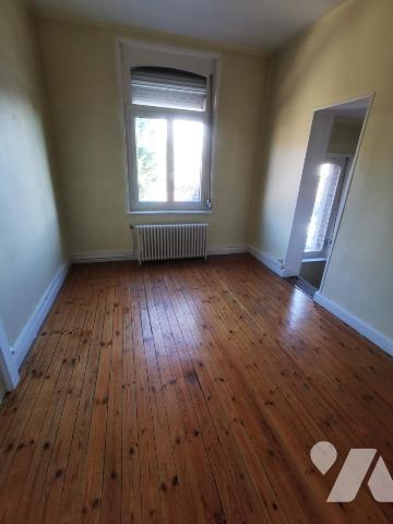 Bel immeuble de rapport composé d'un rez-de-chaussée professionnel et de trois appartements