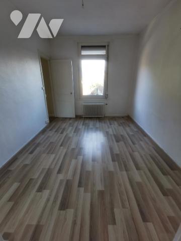 Bel immeuble de rapport composé d'un rez-de-chaussée professionnel et de trois appartements