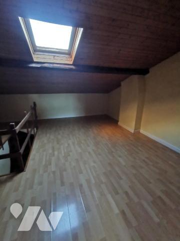 Bel immeuble de rapport composé d'un rez-de-chaussée professionnel et de trois appartements