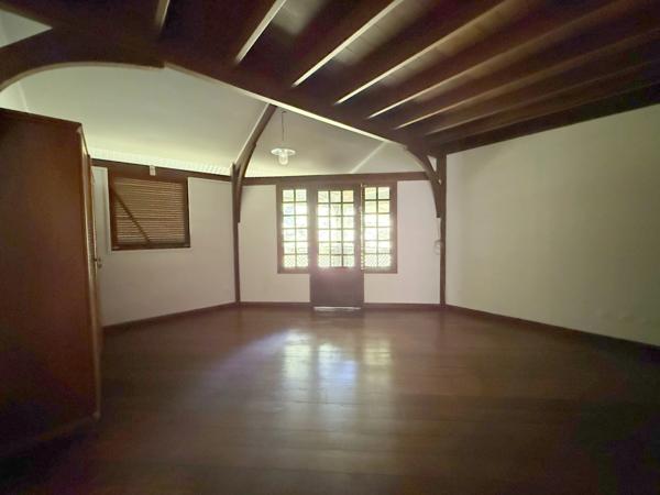 A VENDRE A MONTSINERY TONNEGRANDE UNE MAGNIFIQUE PROPRIETE T6 DE 268 m² - TERRAIN 1 HECTARE - AU PRIX DE 392 000 €.