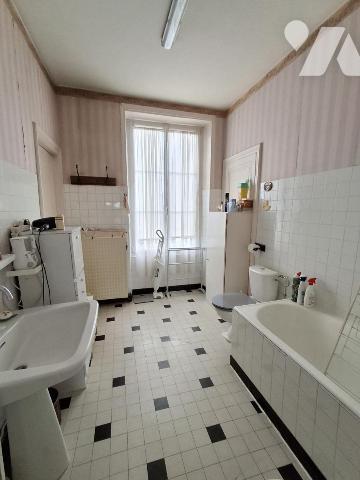 A VENDRE LA FLECHE Maison de ville avec un garage, 234m².