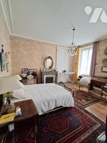 A VENDRE LA FLECHE Maison de ville avec un garage, 234m².