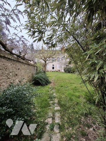 A VENDRE LA FLECHE Maison de ville avec un garage, 234m².