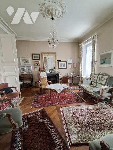 A VENDRE LA FLECHE Maison de ville avec un garage, 234m².