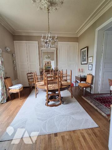 A VENDRE LA FLECHE Maison de ville avec un garage, 234m².