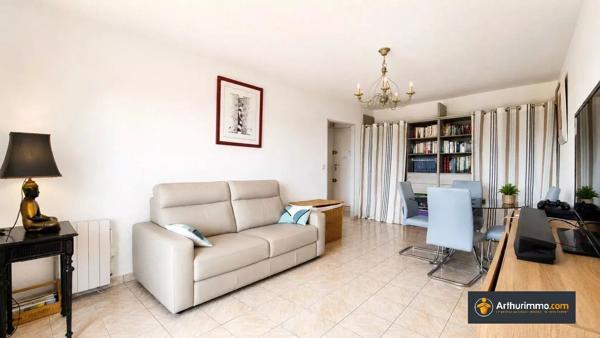 Vente                                                      Appartement
                        
                     3 pièces                      63 m2                     à Nice