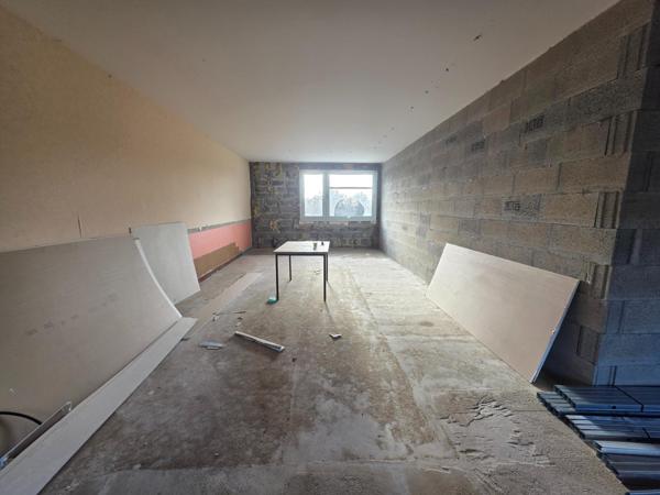 Investissement locatif : Appartement à rénover entièrement, au sein d'un immeuble.