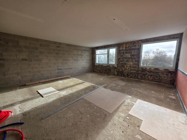 Investissement locatif : Appartement à rénover entièrement, au sein d'un immeuble.