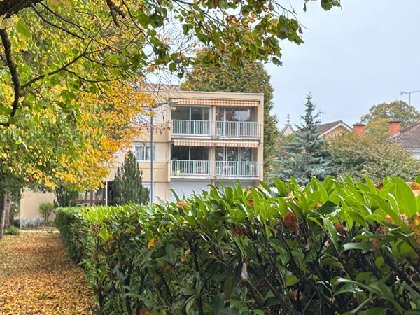 À vendre : Appartement comprenant 3 chambres, salle de bain et salle d'eau cave et garage à Bourg-en-Bresse