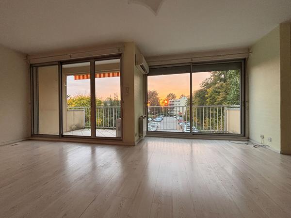 À vendre : Appartement comprenant 3 chambres, salle de bain et salle d'eau cave et garage à Bourg-en-Bresse