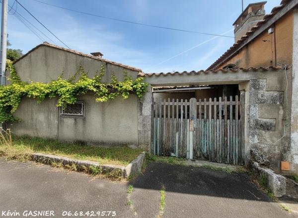 BALZAC (16430) : Maison à rénover de 51m2 + dépendances