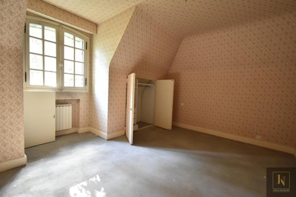 Maison
                                                                                                                                                                                                                                                                                                                        7 pièce(s)                                                                                                                                                                                                          4 chambre(s)                                                                                                                                                                                                          223.5  m²