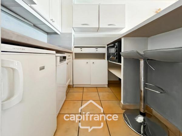 DERNIER ETAGE EN ANGLE CLIMATISE avec VUE PANORAMIQUE SUR LE LAC, BELLE EXPOSITION,appartement de 35 m2 , 2 chambres place de parking, cave et local vélos