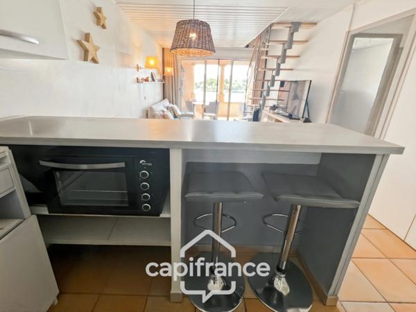 DERNIER ETAGE EN ANGLE CLIMATISE avec VUE PANORAMIQUE SUR LE LAC, BELLE EXPOSITION,appartement de 35 m2 , 2 chambres place de parking, cave et local vélos