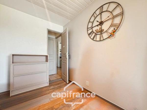 DERNIER ETAGE EN ANGLE CLIMATISE avec VUE PANORAMIQUE SUR LE LAC, BELLE EXPOSITION,appartement de 35 m2 , 2 chambres place de parking, cave et local vélos