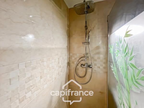 DERNIER ETAGE EN ANGLE CLIMATISE avec VUE PANORAMIQUE SUR LE LAC, BELLE EXPOSITION,appartement de 35 m2 , 2 chambres place de parking, cave et local vélos