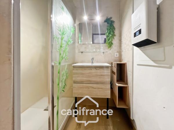 DERNIER ETAGE EN ANGLE CLIMATISE avec VUE PANORAMIQUE SUR LE LAC, BELLE EXPOSITION,appartement de 35 m2 , 2 chambres place de parking, cave et local vélos