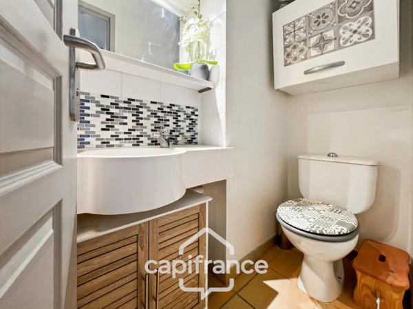 DERNIER ETAGE EN ANGLE CLIMATISE avec VUE PANORAMIQUE SUR LE LAC, BELLE EXPOSITION,appartement de 35 m2 , 2 chambres place de parking, cave et local vélos