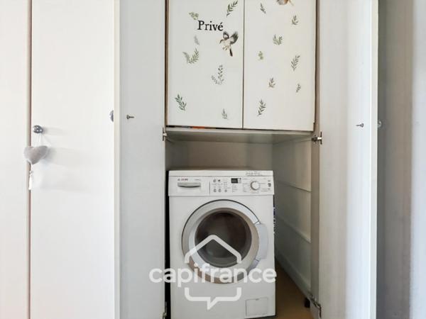 DERNIER ETAGE EN ANGLE CLIMATISE avec VUE PANORAMIQUE SUR LE LAC, BELLE EXPOSITION,appartement de 35 m2 , 2 chambres place de parking, cave et local vélos