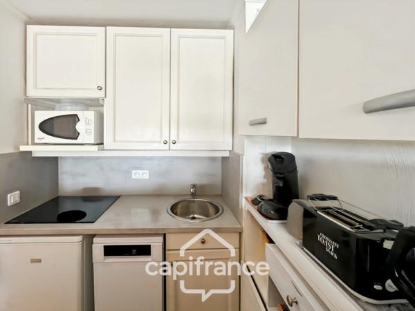 DERNIER ETAGE EN ANGLE CLIMATISE avec VUE PANORAMIQUE SUR LE LAC, BELLE EXPOSITION,appartement de 35 m2 , 2 chambres place de parking, cave et local vélos