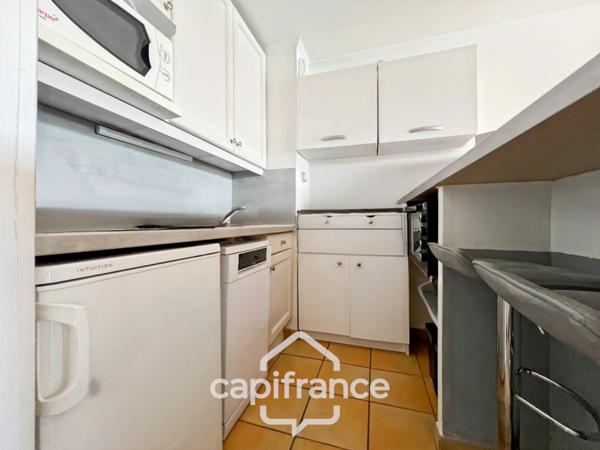 DERNIER ETAGE EN ANGLE CLIMATISE avec VUE PANORAMIQUE SUR LE LAC, BELLE EXPOSITION,appartement de 35 m2 , 2 chambres place de parking, cave et local vélos