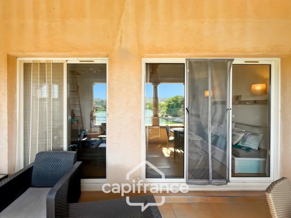 DERNIER ETAGE EN ANGLE CLIMATISE avec VUE PANORAMIQUE SUR LE LAC, BELLE EXPOSITION,appartement de 35 m2 , 2 chambres place de parking, cave et local vélos