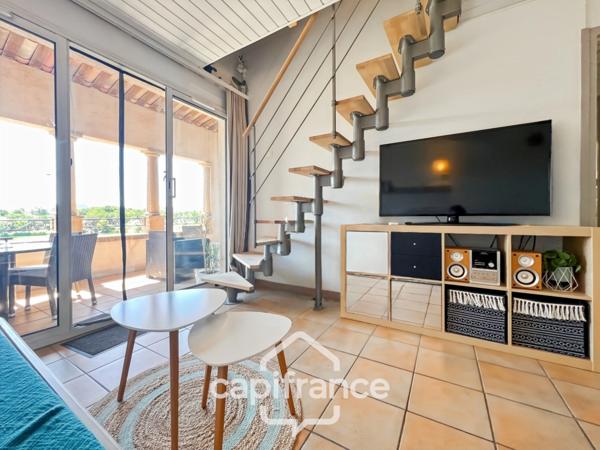 DERNIER ETAGE EN ANGLE CLIMATISE avec VUE PANORAMIQUE SUR LE LAC, BELLE EXPOSITION,appartement de 35 m2 , 2 chambres place de parking, cave et local vélos