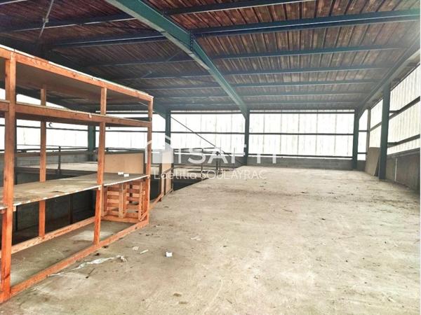 Local commercial d'environ 1670m² à Aussillon.