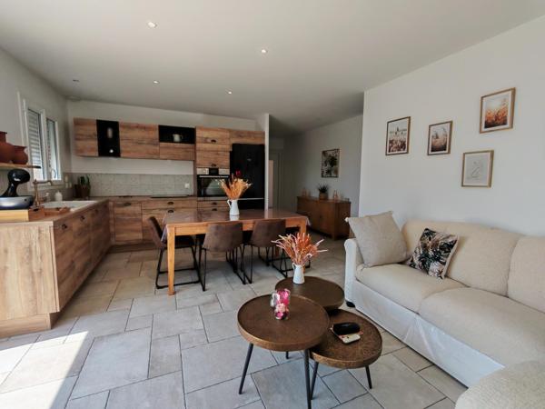 Appartement
         3 pièces
        - 60 m² 235 000 € *