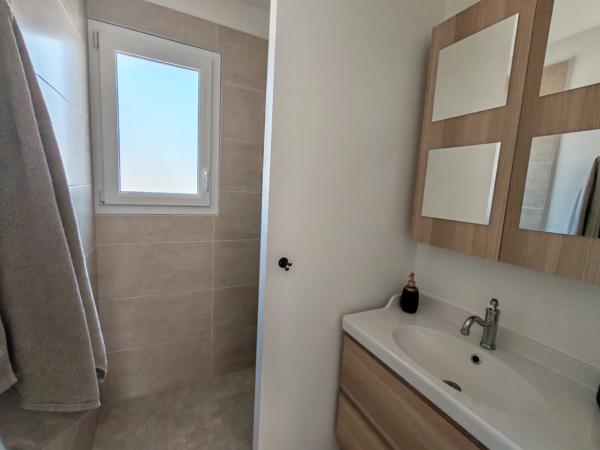 Appartement
         3 pièces
        - 60 m² 235 000 € *