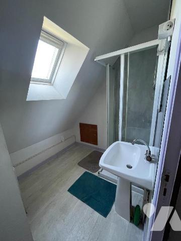 À Vitré, à seulement 3 km de la gare, découvrez cette maison d'environ 253 m² implantée sur un ...