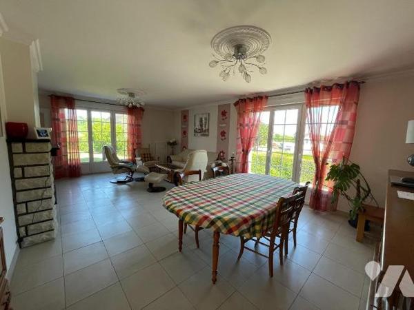 À Vitré, à seulement 3 km de la gare, découvrez cette maison d'environ 253 m² implantée sur un ...