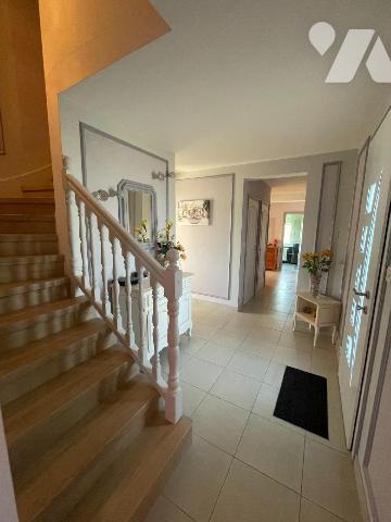 À Vitré, à seulement 3 km de la gare, découvrez cette maison d'environ 253 m² implantée sur un ...
