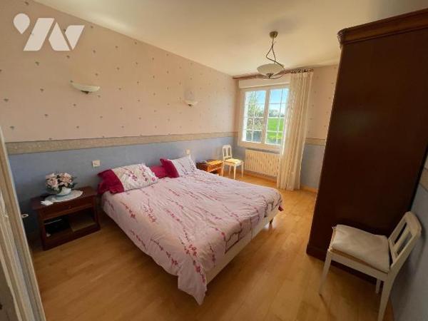 À Vitré, à seulement 3 km de la gare, découvrez cette maison d'environ 253 m² implantée sur un ...