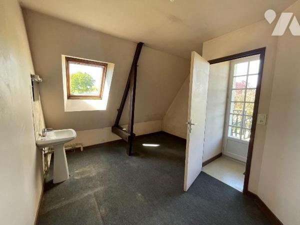 À Vitré, à seulement 3 km de la gare, découvrez cette maison d'environ 253 m² implantée sur un ...