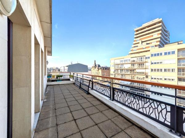 Coeur de ville, duplex en dernier étage, 3 terrasses, vue dégagée, cave