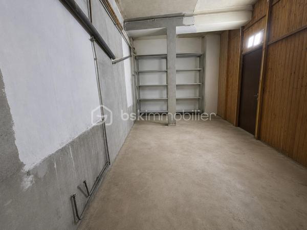 À VENDRE MURS LOCAL COMMERCIAL
À deux pas du plan d’eau
 88 m²
Local commercial &Mur, propre et fonctionnel, idéal pour différents types d’activités.
📞 Pour plus d’informations ou pour organiser une visite, contactez-nous