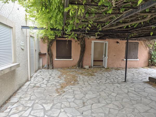 Ensemble immobilier local commercial et appartement Ribaute-les-Tavernes (30720)