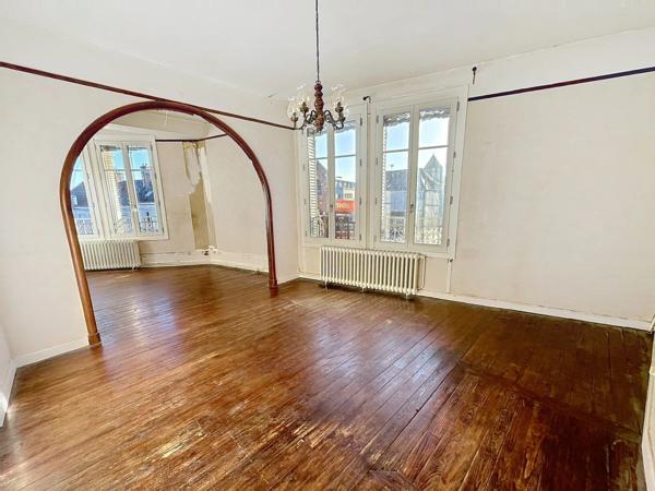 Vente                                                      Appartement
                        
                     3 pièces                      63 m2                     à Laon