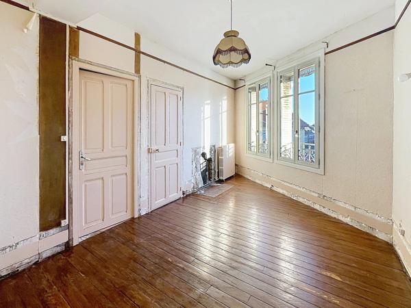 Vente                                                      Appartement
                        
                     3 pièces                      63 m2                     à Laon