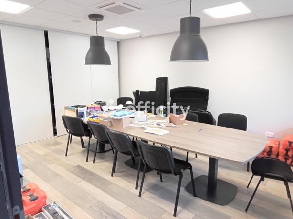 Local Commercial 7 pièces - 2200 m²