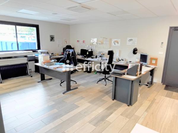 Local Commercial 7 pièces - 2200 m²