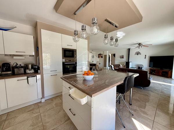 A VENDRE SAINT MAXIMIN LA SAINTE BAUME MAISON T6  DE 145 M² SUR 5000 M² DE JARDIN GARAGE PISCINE SPA CUISINE ETE