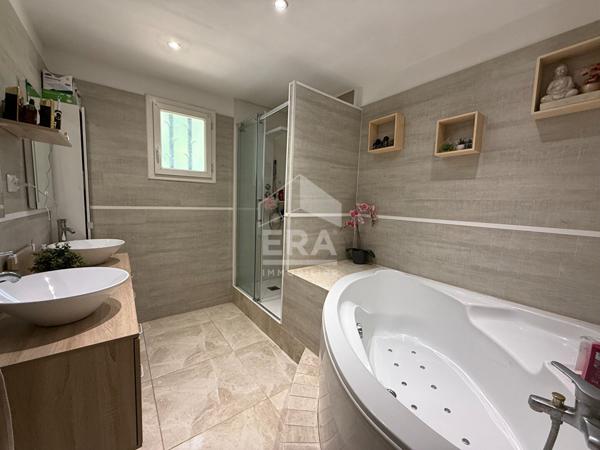 A VENDRE SAINT MAXIMIN LA SAINTE BAUME MAISON T6  DE 145 M² SUR 5000 M² DE JARDIN GARAGE PISCINE SPA CUISINE ETE