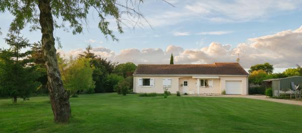 MAISON DE PLAIN PIED AVEC PISCINE - INGRANDES