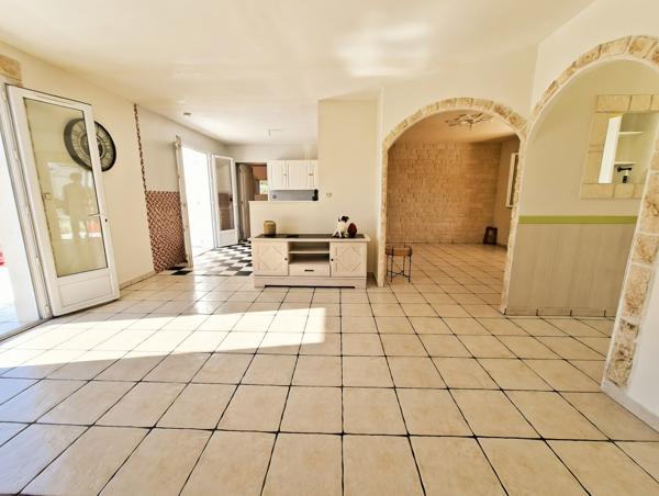 MAISON DE PLAIN PIED AVEC PISCINE - INGRANDES